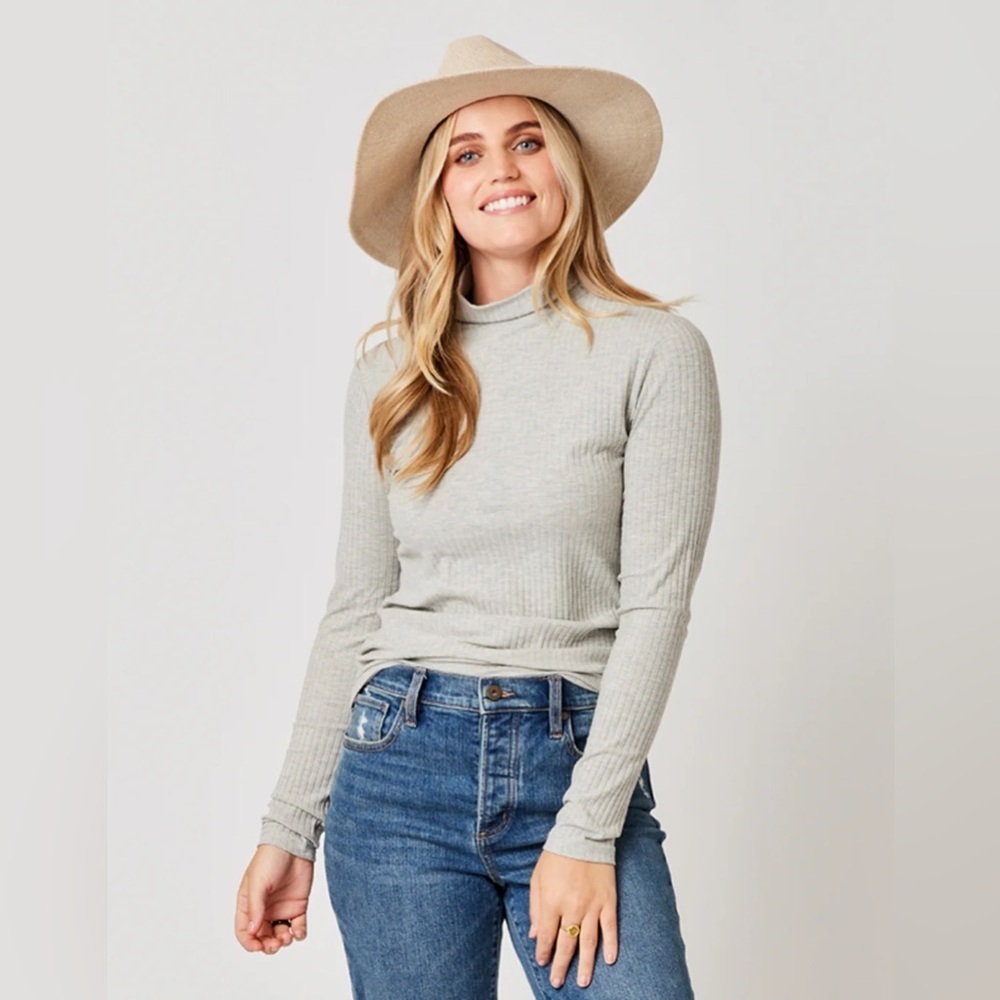 Carve Designs Denise Turtleneck in Light Grey Size Large